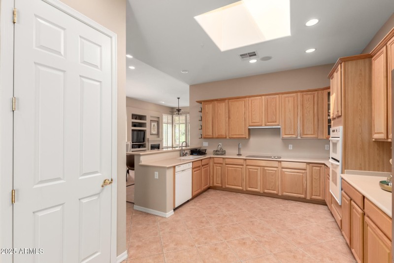 H - Kitchen w Pantry