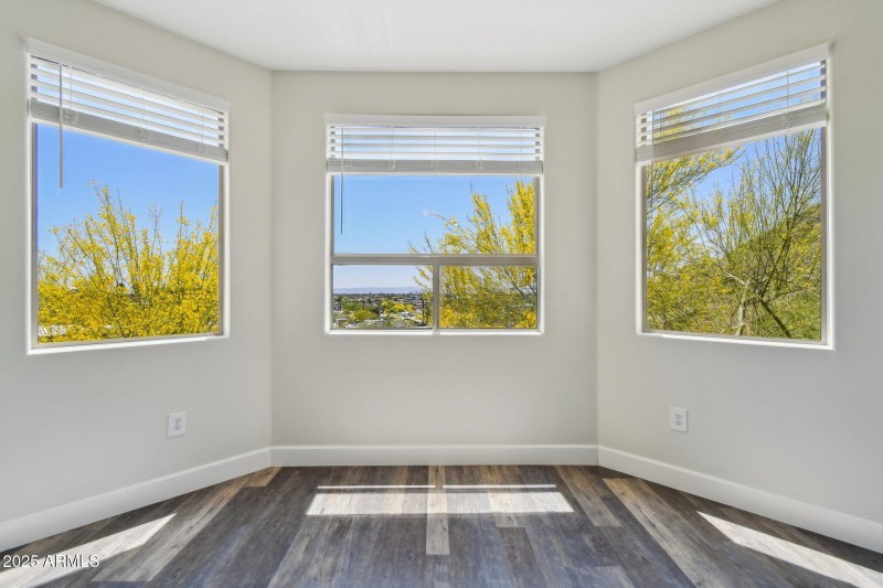 Bay window w/natural light