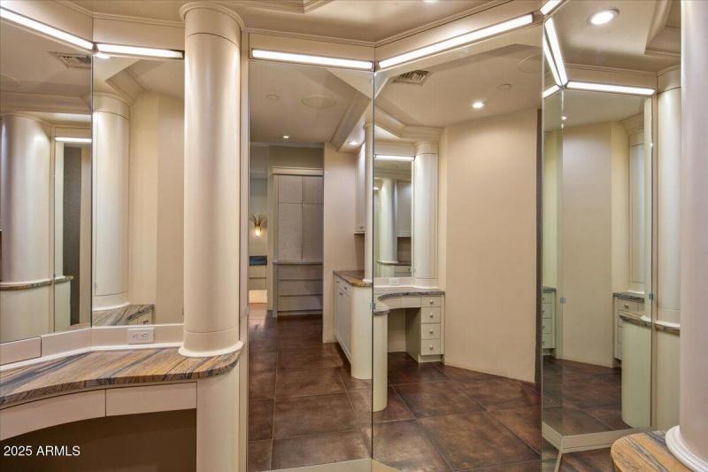 047-Primary Wardrobe Closet