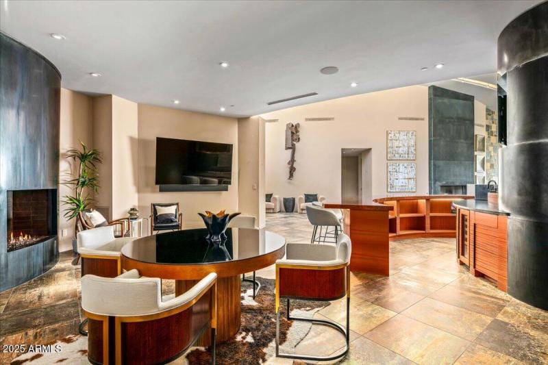 096-Family Room & Bar