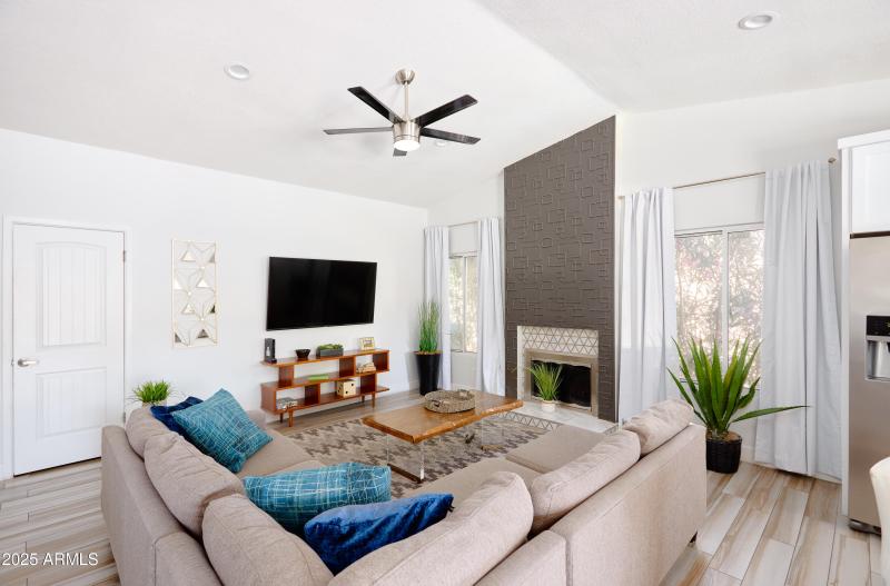 PropertyImageCo_6915ESandraTerrace_WEB-7