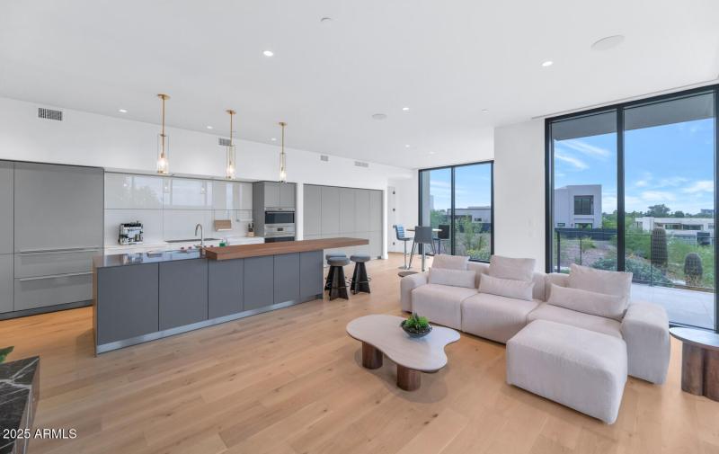 5000 N Camelback Ridge Dr-large-009-036-