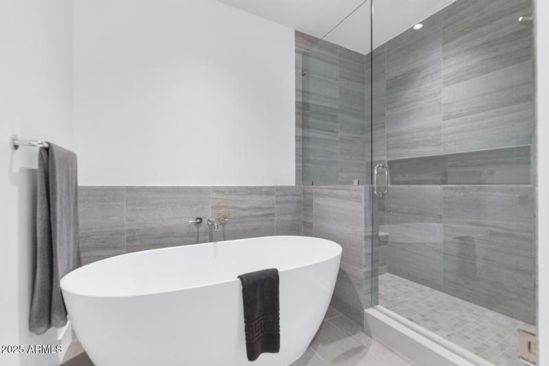 5000 N Camelback Ridge Dr-large-019-041-