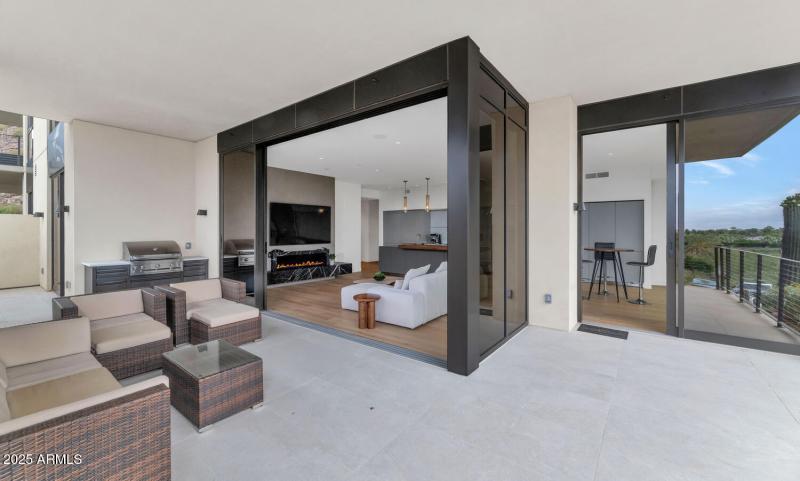 5000 N Camelback Ridge Dr-large-023-029-