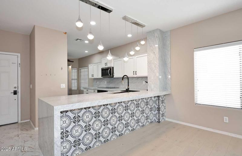 Kitchen-Breakfast Bar