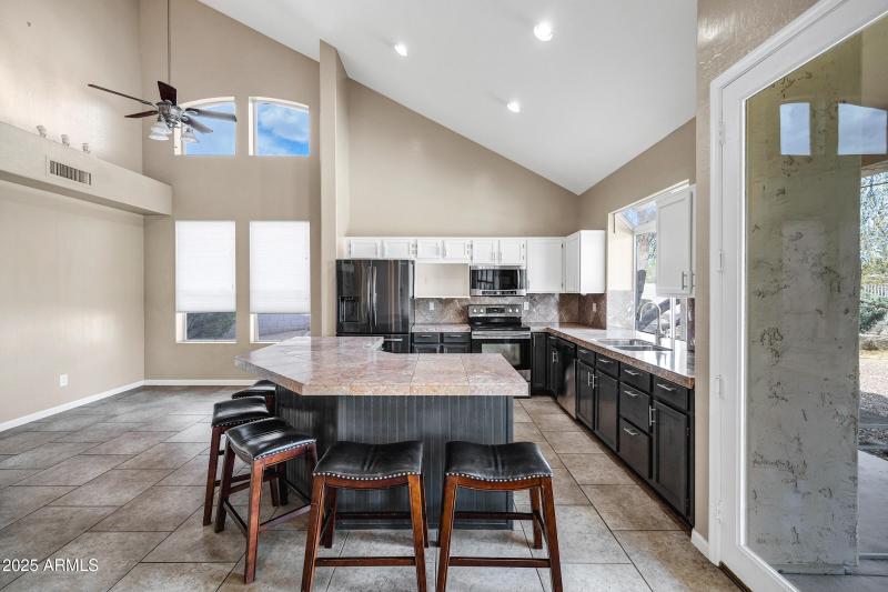 Large Island w/ Bar Seating