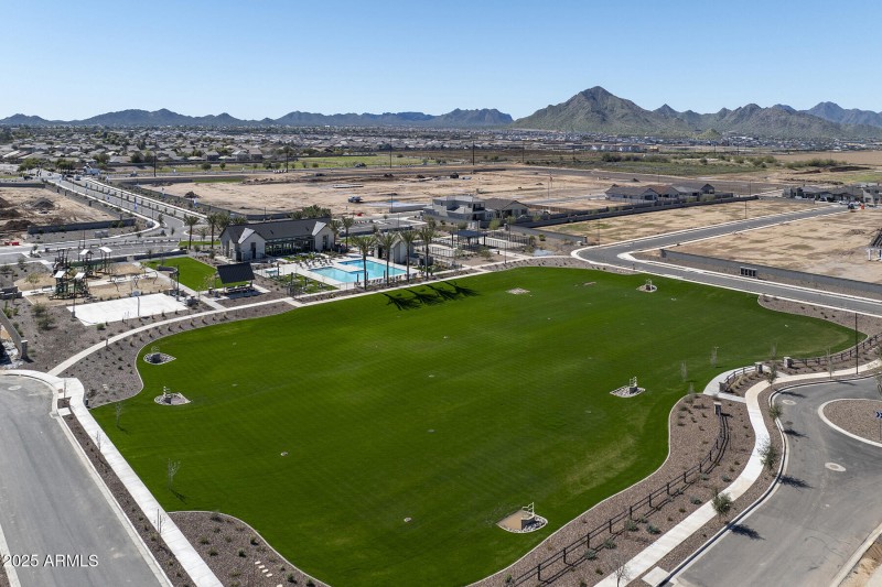 Mattamy_EmpirePointe_Amenities_Lawn