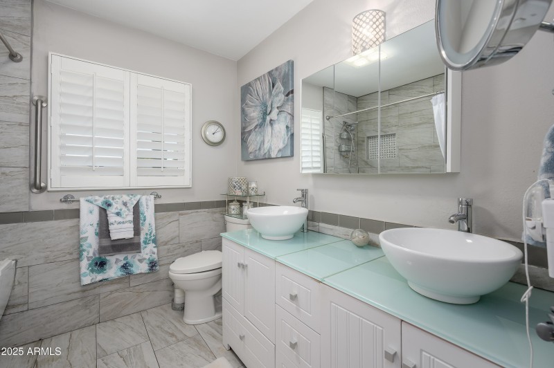 2ND FLOOR HALL BA W SOAKER TUB