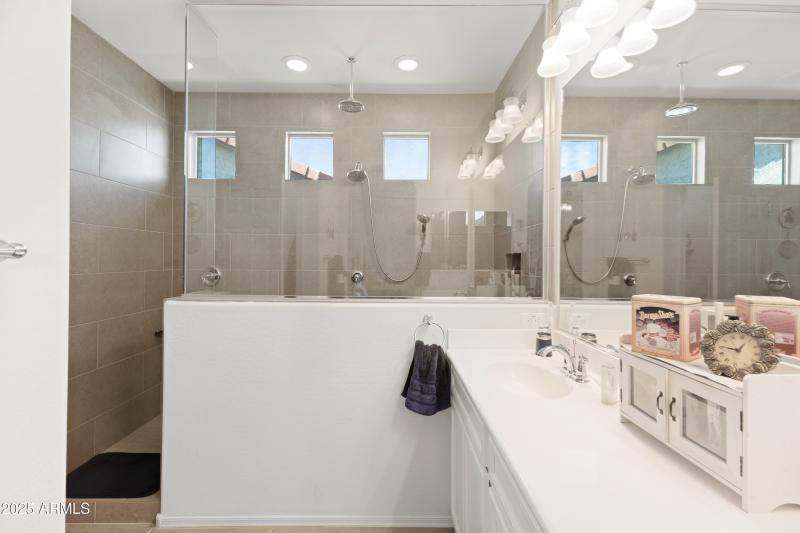 3655 N Astoria Dr-25