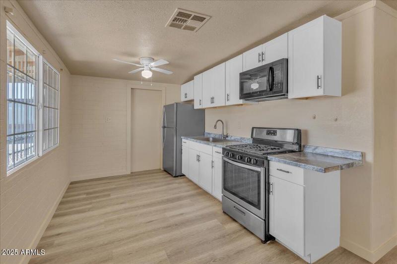 03-6447_W_Piccadilly_Rd3