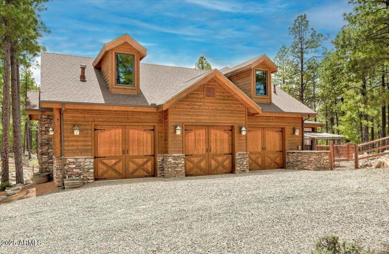 06-008_Oversized 3 Car Garage wstor