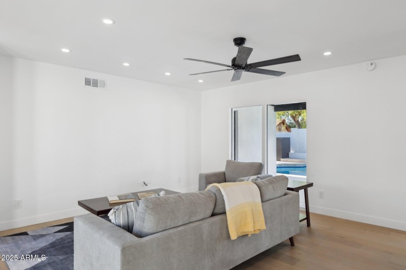 4-web-or-mls-342-e-orangewood-ave