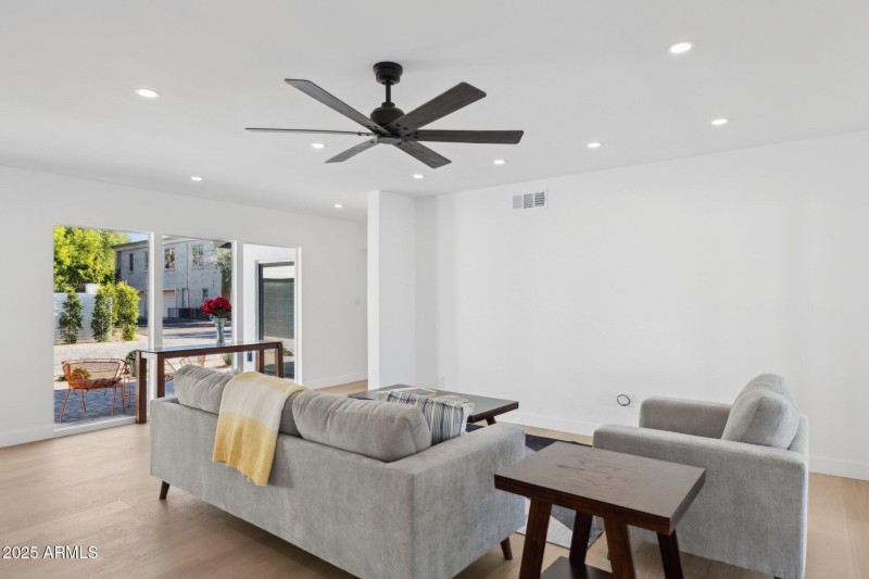 5-web-or-mls-342-e-orangewood-ave