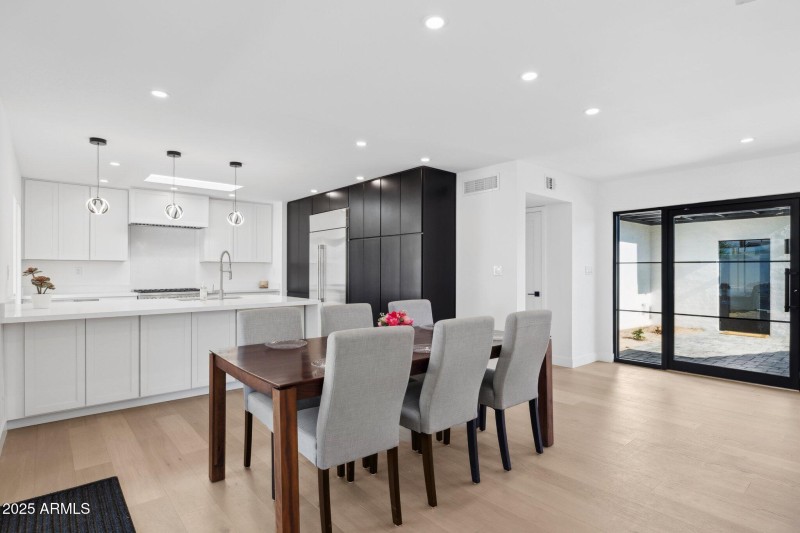 12-web-or-mls-342-e-orangewood-ave