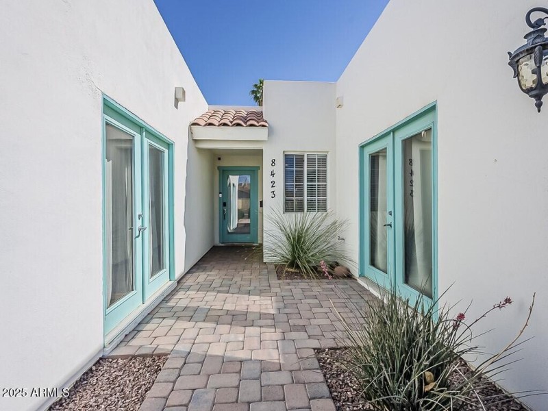 004_Walkway to Entrance