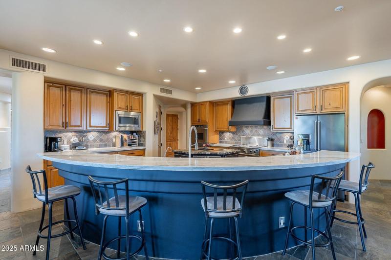 004_Kitchen Huge Island