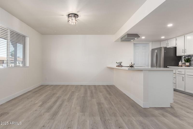 DINING ROOM W/BREAKFAST BAR