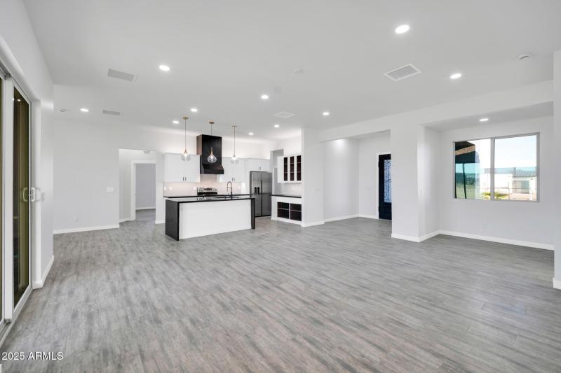 22548 W Huntington Dr-8_(2048)