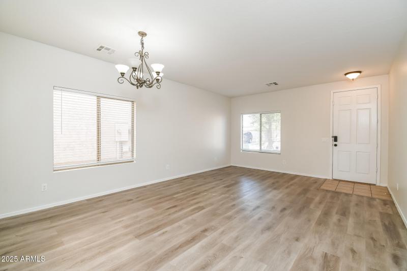 006-photo-dining-room-14074483