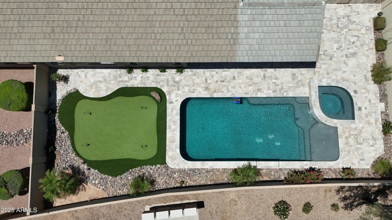 Pool and Hottub with Putting green