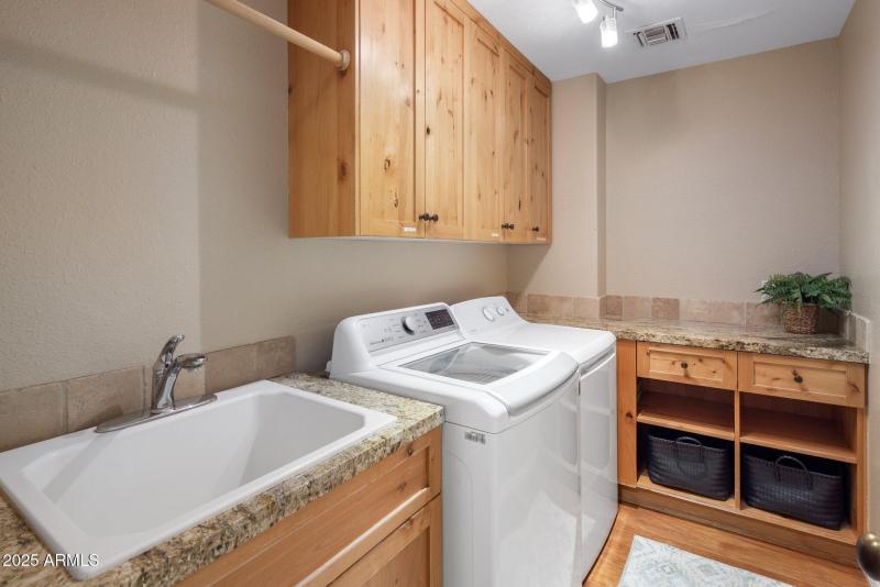 LAUNDRY WITH WORK SINK