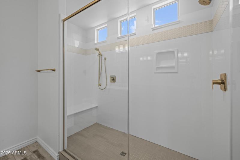 18)MASTER BATH