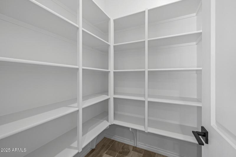 25)PANTRY