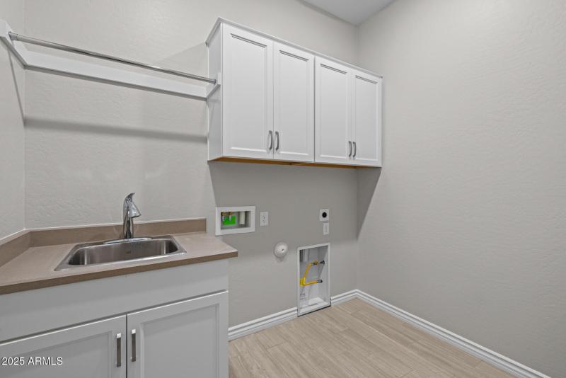 28)LAUNDRY ROOM
