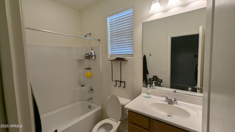 PXL_20250412_212959805.LONG_EXPOSURE-01.