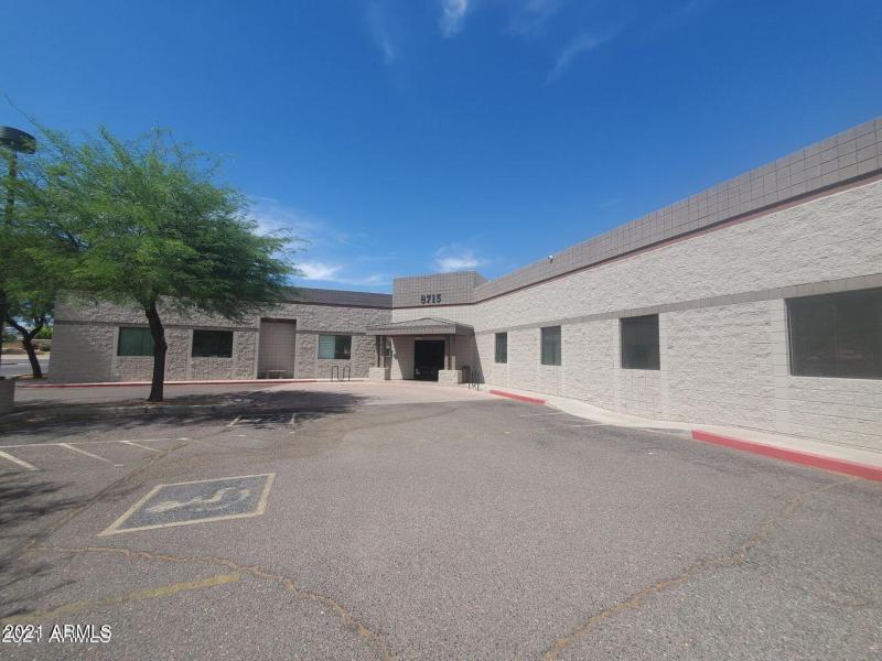 8715 building photo3