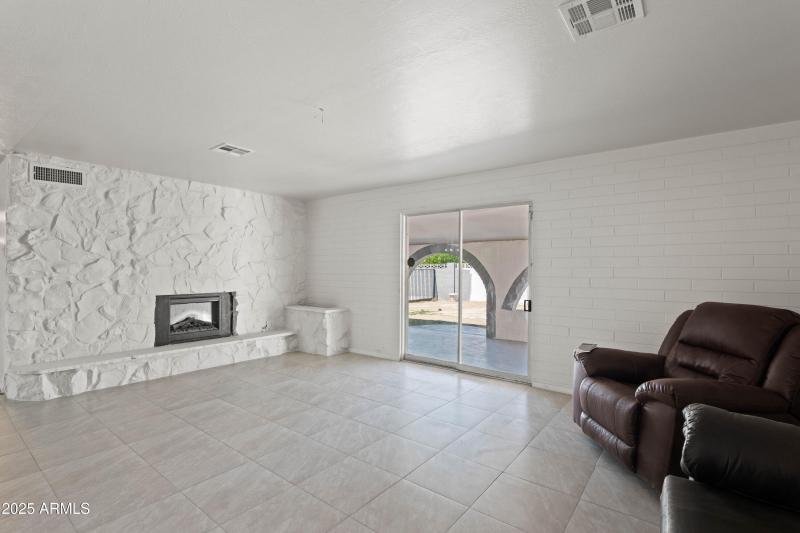 12-5802 N 61st Dr-12