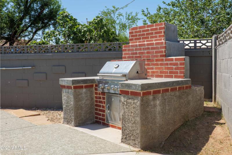 24-5802 N 61st Dr-24