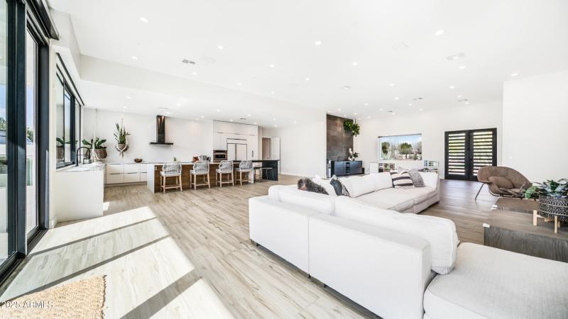 7417 E Paradise Dr - 19