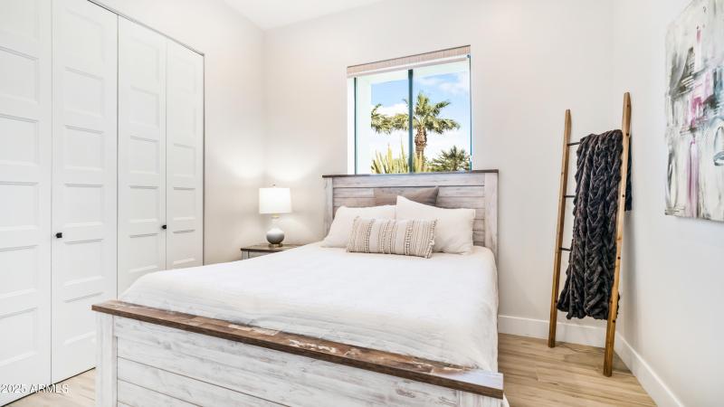 7417 E Paradise Dr - 22