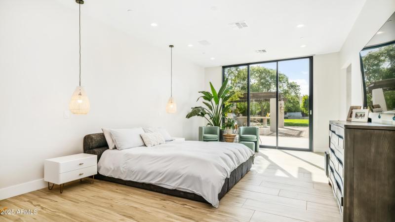 7417 E Paradise Dr - 28