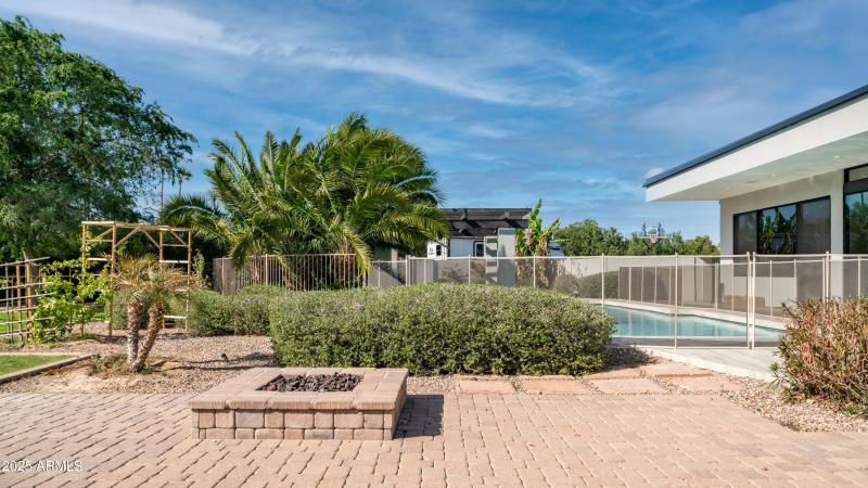 7417 E Paradise Dr Exterior Photos-15