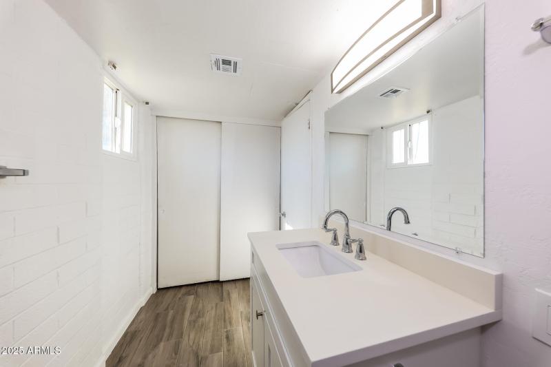 10-photo-Main-Bathroom