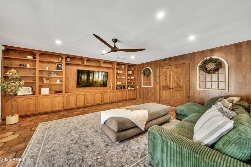 4022 E Stanford Dr-11