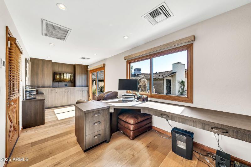 4022 E Stanford Dr-17