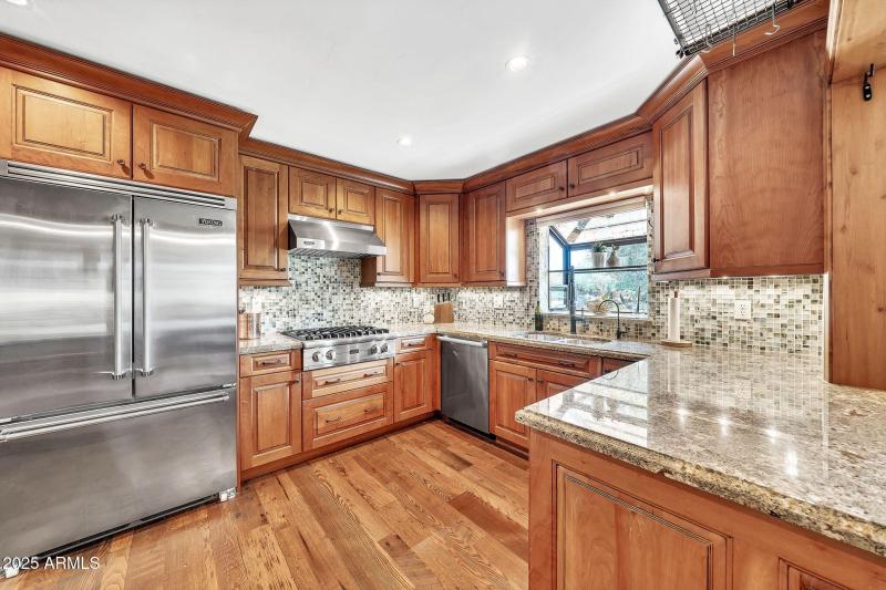 4022 E Stanford Dr-26