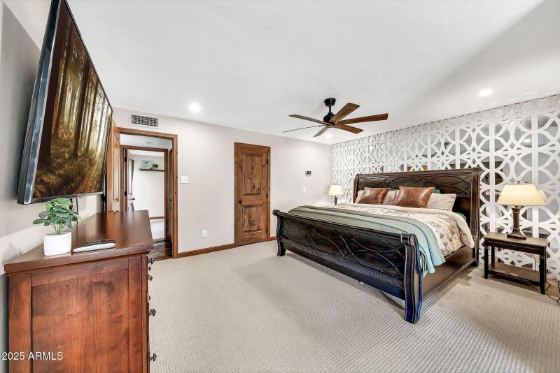 4022 E Stanford Dr-32