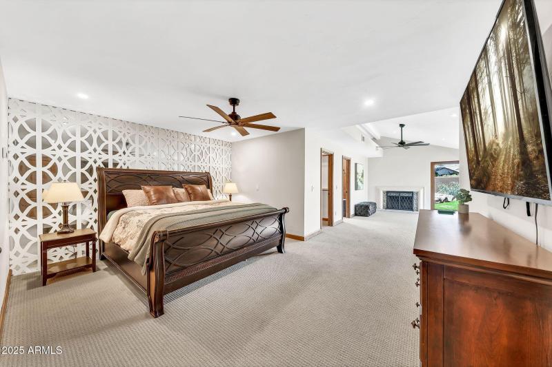 4022 E Stanford Dr-33