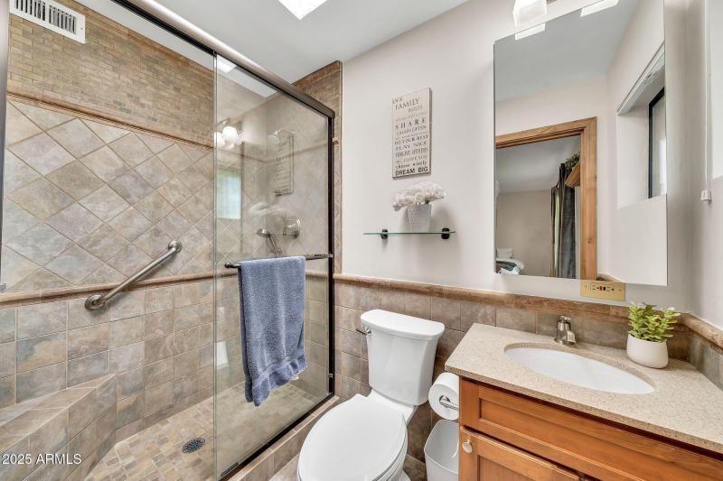 4022 E Stanford Dr-35