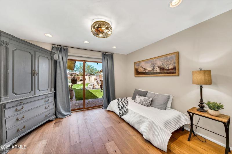 4022 E Stanford Dr-37