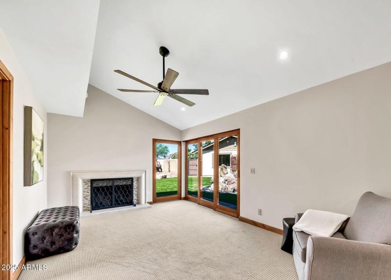 4022 E Stanford Dr - Fireplace in Primar