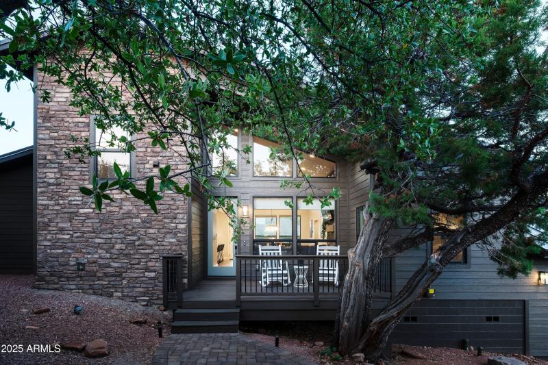 Front1_Trendy Pine LodgeHR