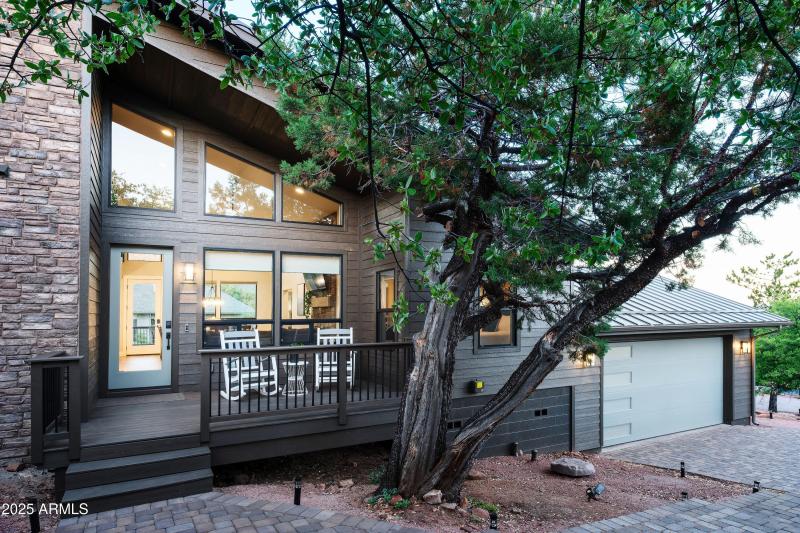 Front2_Trendy Pine LodgeHR