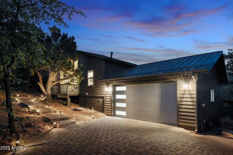 Front6_Trendy Pine LodgeHR