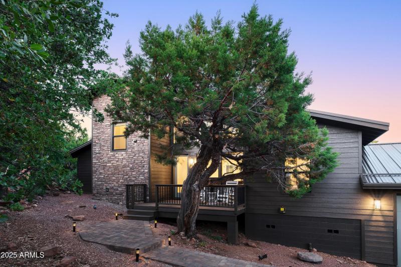 Front7_Trendy Pine LodgeHR