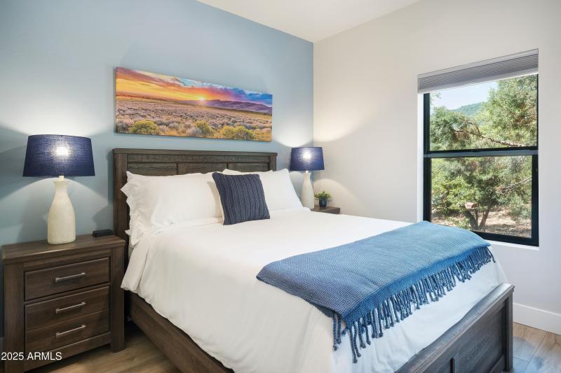 Guest Bed2_Trendy Pine LodgeHR